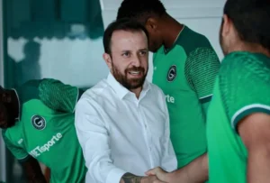 O dirigente esmeraldino confirmou a permanência do técnico e disse que confia na volta por cima da equipe, que está vivendo uma turbulência na Série B | Foto: Rosiron Rodrigues / Goiás