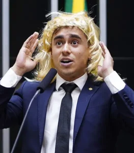 Nikolas Ferreira faz comentário transfóbico direcionado a Hilton