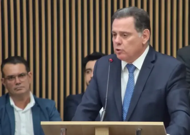Marconi Perillo fez breve discurso, sob aplausos, e aproveitou para dar recado ao prefeito de Aparecida