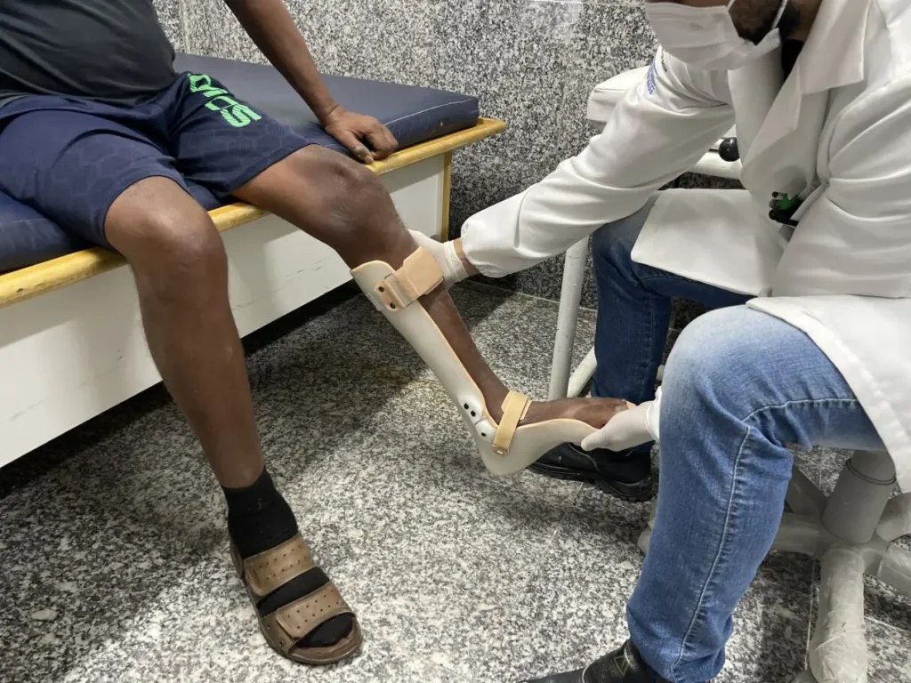 Paciente da Oficina Ortopédica Itinerante do Crer experimenta prótese produzida na unidade (Foto: Crer)