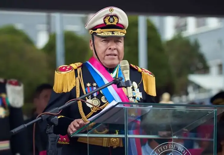 O General Zúñiga comandante geral do Exército Boliviano