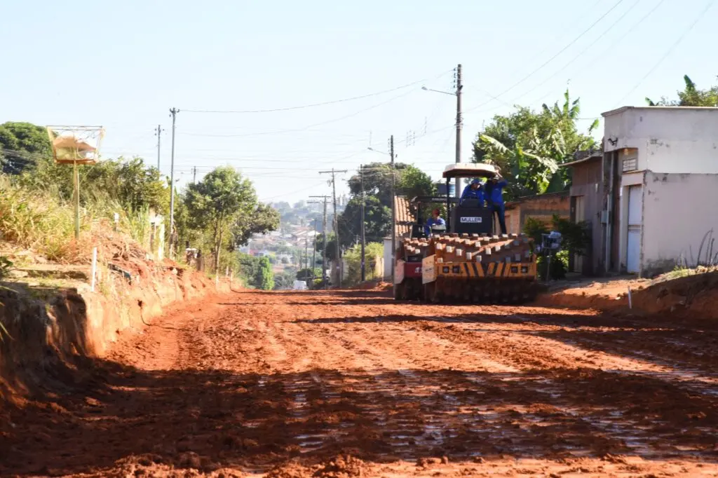 O prefeito Vilmar Mariano afirma que a prefeitura trabalha em várias frentes de pavimentação pela cidade.