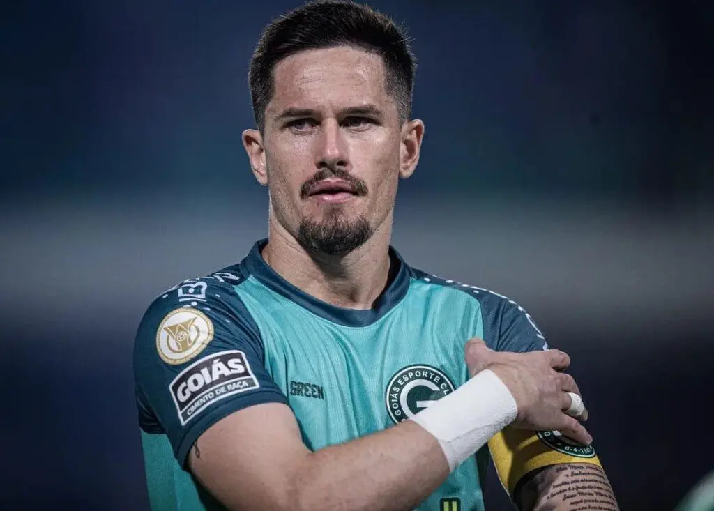 Nessa temporada Tadeu renovou seu contrato com o Goiás até o fim de 2028. O goleiro chegou a receber propostas do Santos e do Internacional | Foto: Heber Gomes / Goiás