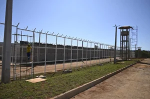 Unidade prisional de Novo Gama terá quatro alas com 75 vagas em cada, além de áreas administrativas, de saúde, de segurança, de manutenção e vivência coletiva | Foto: Divulgação/Goinfra