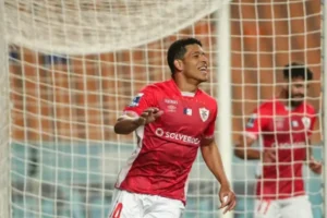 Ele foi emprestado pelo Botafogo ao Santa Clara, de Portugal, o jogador jogou a segunda divisão do Campeonato Português nessa temporada | Foto: Instagram / vinicius_lopes07