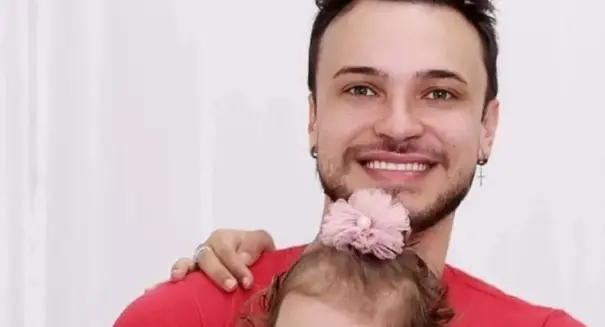 Em vídeos, o influenciador usava a filha para conseguir doações de seguidores e debochava da deficiência dela | Foto: Reprodução
