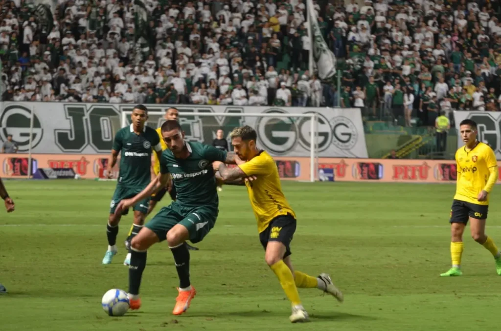 Esmeraldino superou o revés da última rodada e venceu com gols de  Welliton, Marcão e Luiz Henrique (Foto: Afonso Cardoso)