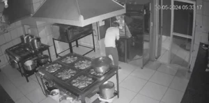 As imagens mostram o suspeito vasculhando a cozinha do restaurante e se servindo de pratos prontos e doces | Foto: Reprodução