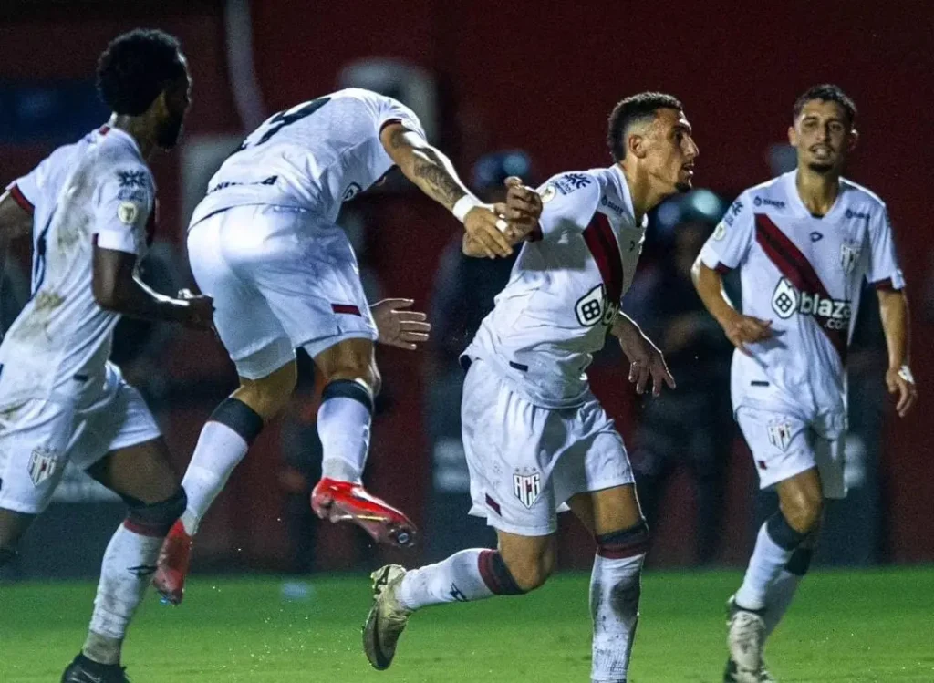 Atlético-GO garante primeiro triunfo no Brasileirão contra o Vitória