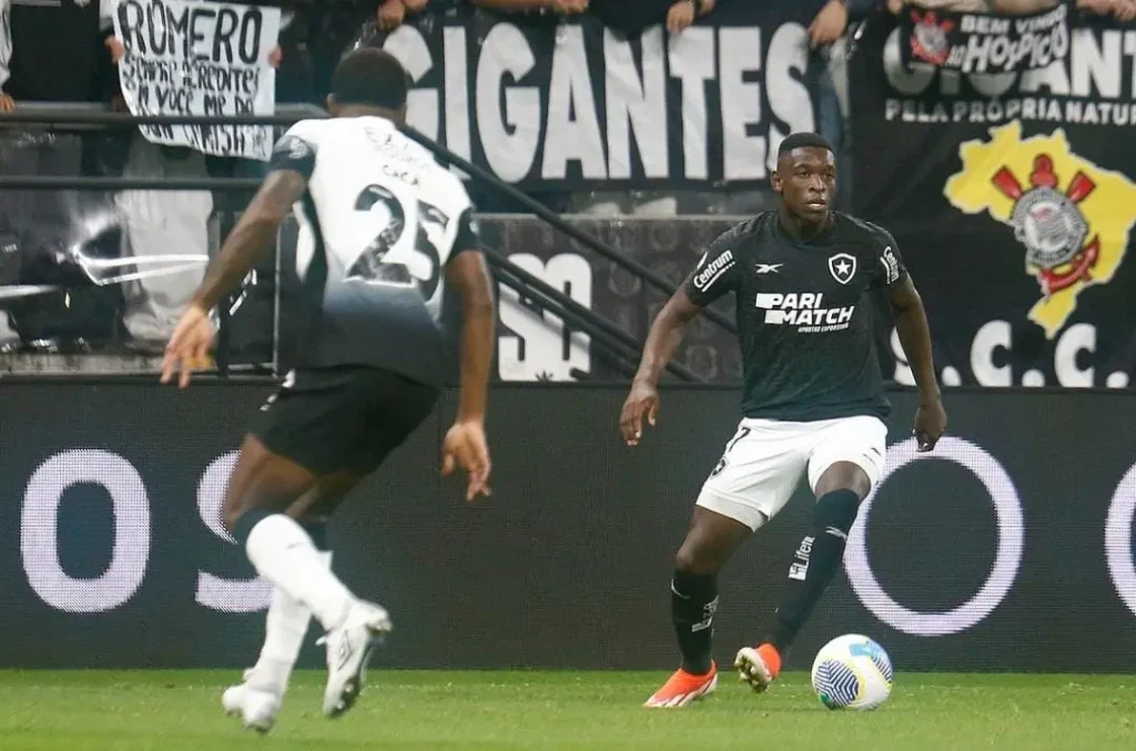 Botafogo vence Corinthians e dorme na liderança do Brasileirão