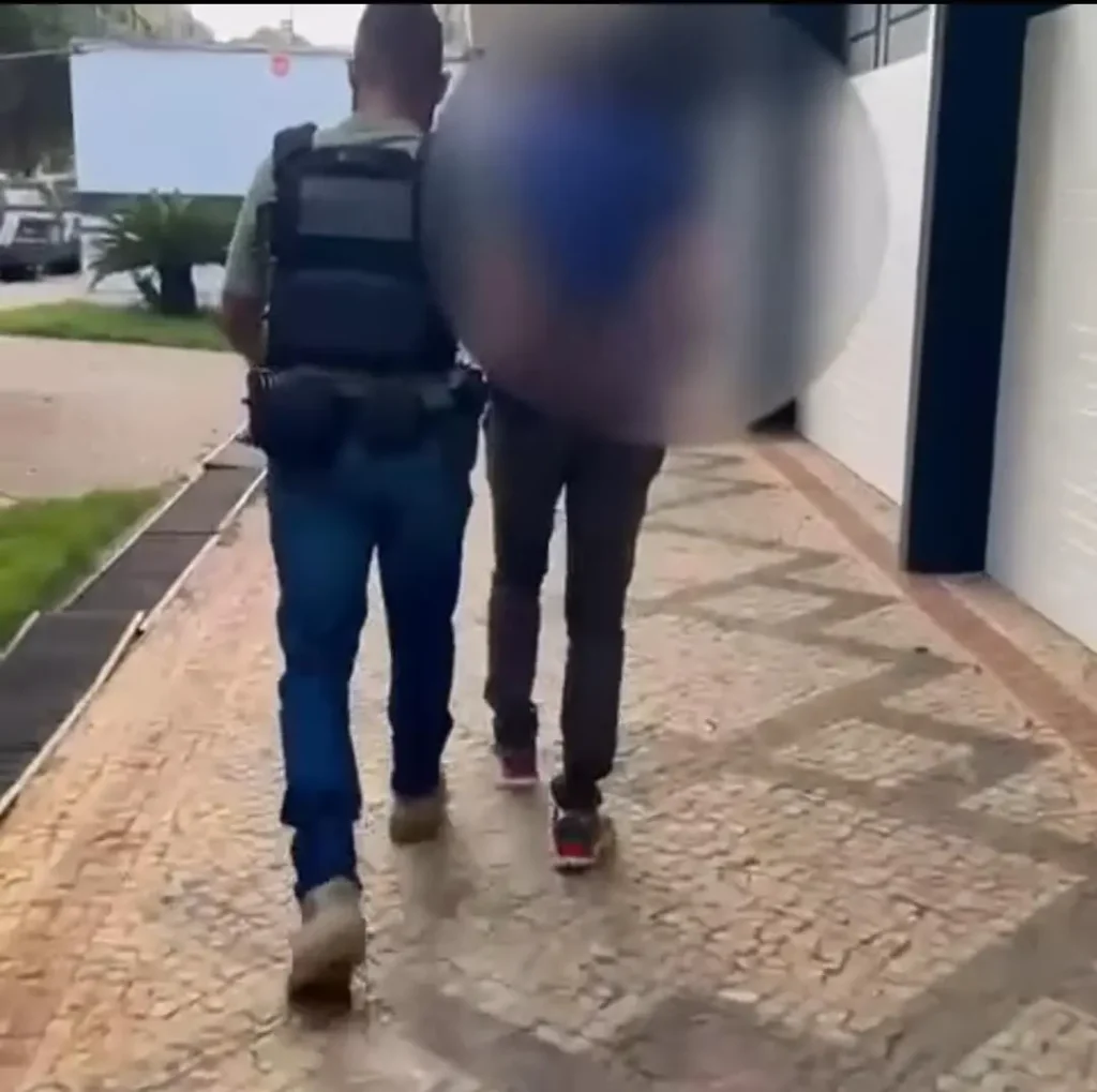 Após a prisão, o homem foi encaminhado para a Central de Custódia da Polícia Civil de Goiás, onde permanecerá à disposição da Justiça Gaúcha I Foto: Divulgação/PCGO