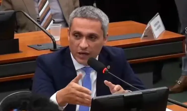 "Liberada a rachadinha", diz Gayer durante confusão na Câmara