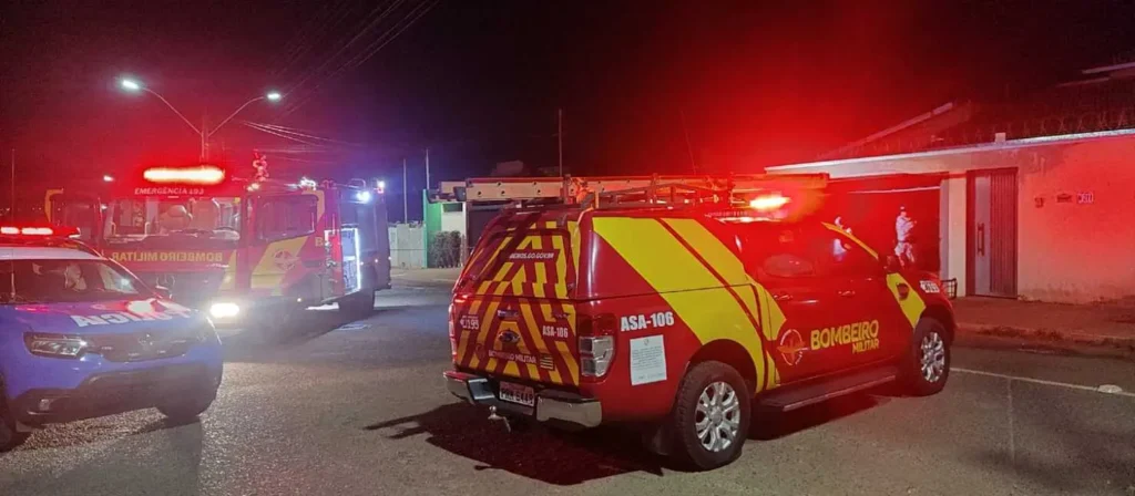 Por conta dos fatos identificados no interior da residência, uma guarnição da Polícia Militar foi acionada para realizar o isolamento e guarda do local | Foto: Corpo de Bombeiros de Catalão