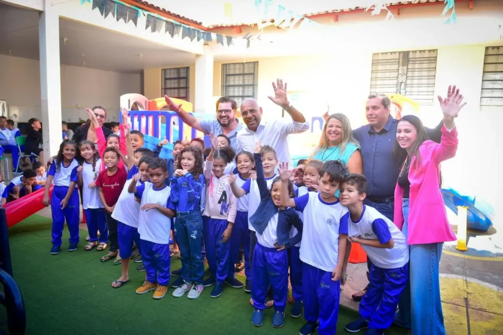 Secretaria Municipal de Educação adquiriu o parquinho, e o prefeito fez questão de ir pessoalmente realizar a entrega | Fotos: Jucimar de Sousa