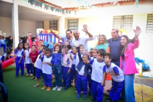 Secretaria Municipal de Educação adquiriu o parquinho, e o prefeito fez questão de ir pessoalmente realizar a entrega | Fotos: Jucimar de Sousa