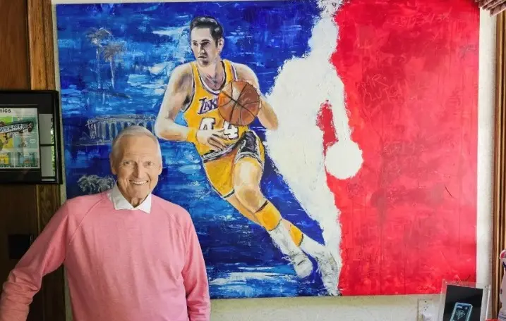 Ele defendeu o time de basquete da Universidade do próprio estado por três anos, após isso ele foi selecionado pelos Lakers no Draft da NBA em 1960 | Foto: Reprodução / @officialjerrywest