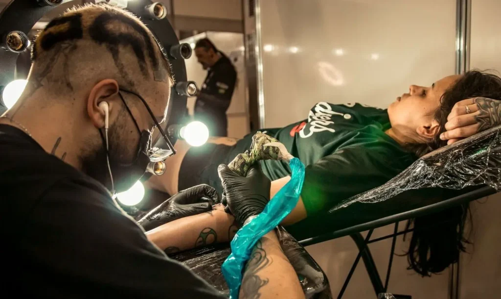 Eventos reúnem artistas, feira solidária e convenção de tatuagem