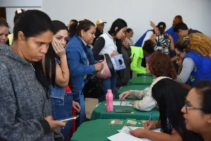 O prefeito entregou 800 cartões do Programa Mães de Goiás | Foto: Jhonney Macena