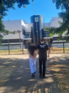 Minutos antes de abordá-la, o suspeito foi filmado por câmeras de segurança vigiando a vítima I Foto: Divulgação/PCGO