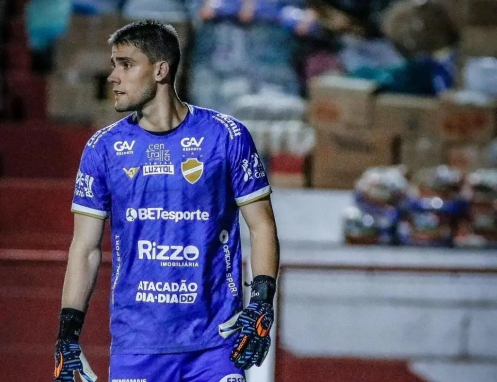 "O Vila Nova vai brigar pelo acesso até o final", diz Dênis Júnior
