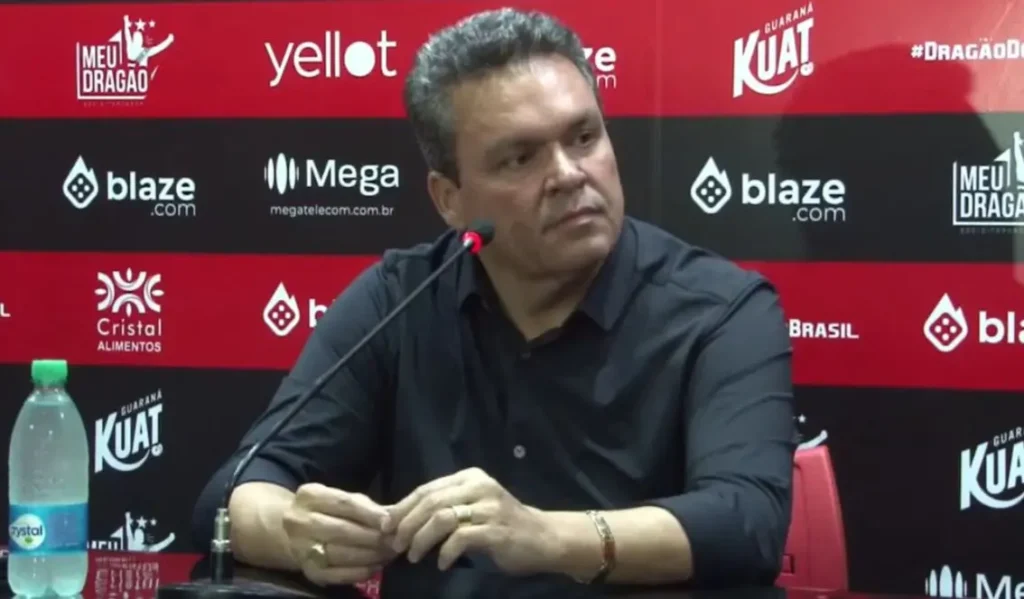 No fim do confronto, o atacante do Criciúma, Allano, saiu sozinho no ataque e sofreu uma falta. Devido a isso, Ronaldo foi expulso | Foto: YouTube / Atlético-GO