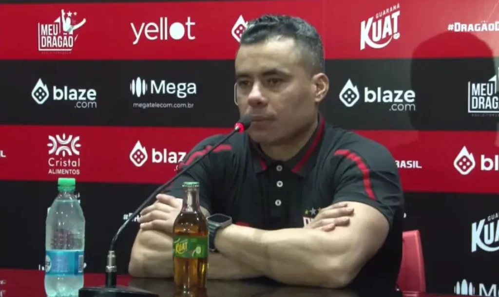Ao fim da partida, em uma falta, Trauco marcou para o Criciúma e garantiu a vitória | Foto: YouTube / Atlético-GO