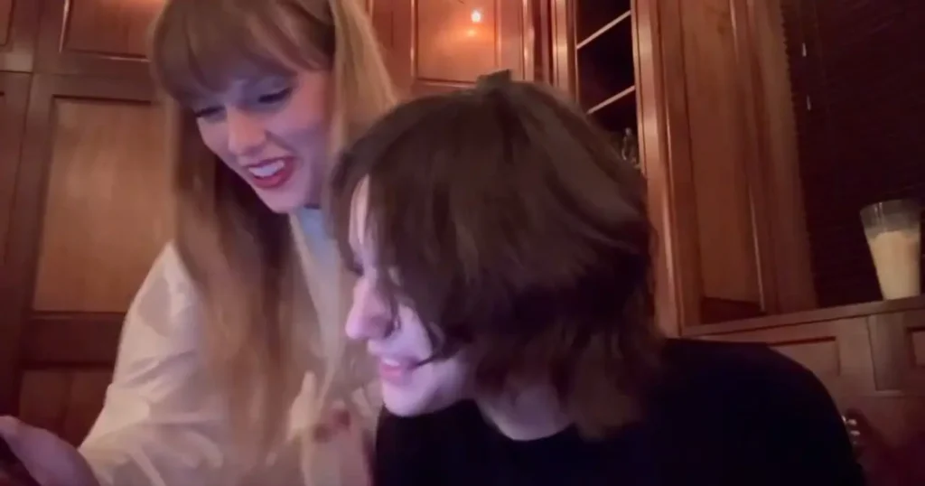 Em uma entrevista concedida à Billboard nesta semana, a cantora Gracie Abrams revelou como ocorreu um acidente na casa de Swift. | Foto: Reprodução