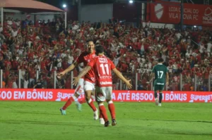 O Colorado vence a sua segunda partida consecutiva, enquanto o Esmeraldino amarga a sua segunda derrota consecutiva. (Foto: Afonso Cardoso)