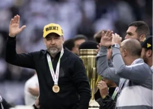 Além disso, o presidente do Corinthians, Augusto Melo, também recebeu um pedido da Polícia Civil de São Paulo, que está cobrando respostas sobre o caso | Foto: Instagram / @augustomelooficial