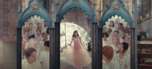 Red Velvet lançou nesta segunda (24) o videoclipe da música 'Cosmic', inspirado em nada mais, nada menos, que Midsommar | Foto: Reprodução/Youtube/SMTOWN