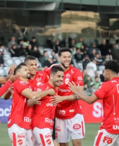 No início da segunda etapa do confronto, o Vila Nova aproveito uma chance com Henrique Almeida e marcou o primeiro gol | Foto:  Fernando Brito / VNFC
