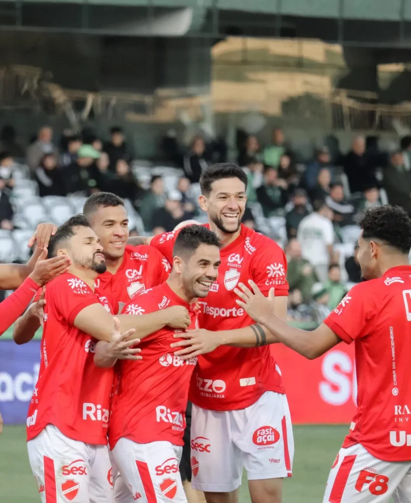 No início da segunda etapa do confronto, o Vila Nova aproveito uma chance com Henrique Almeida e marcou o primeiro gol | Foto:  Fernando Brito / VNFC
