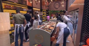 Participantes do MasterChef destroem cenário do programa. | Foto: Reprodução/Band