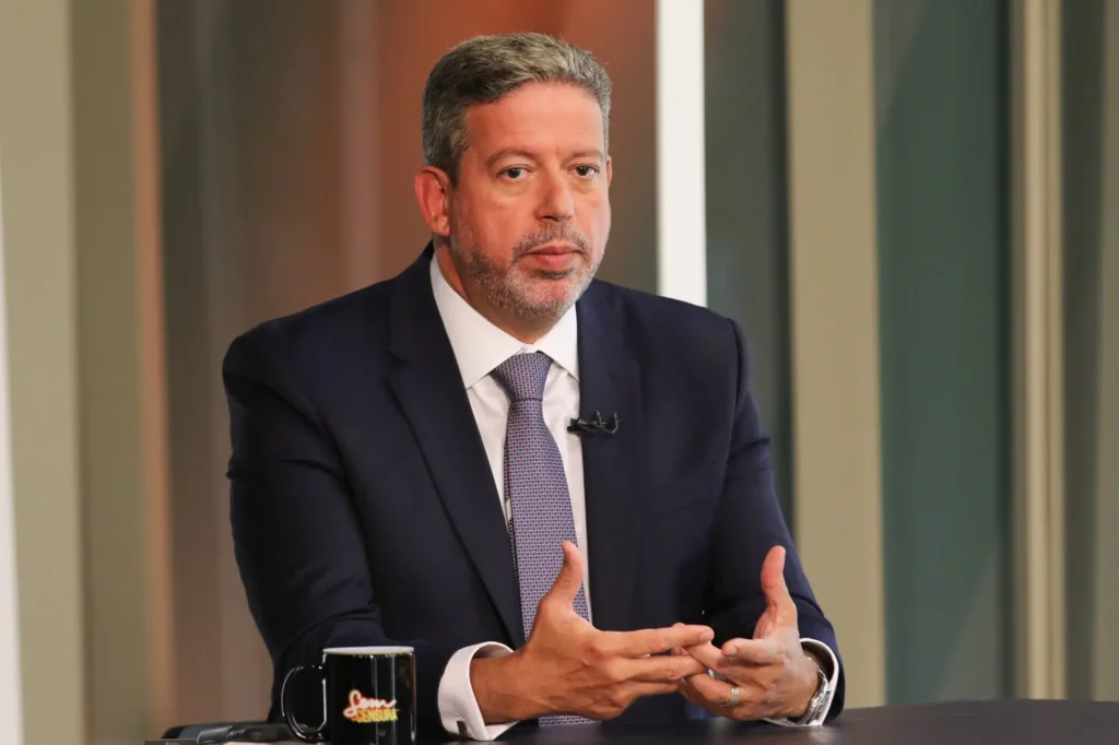 Lira afirma que não discute privatização de praias