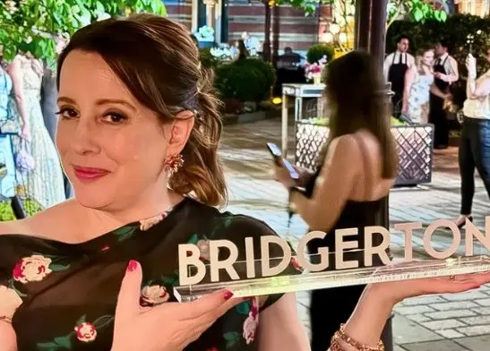Julia Quinn, autora de Bridgerton, se pronunciou sobre a polêmica envolvendo a atração nos últimos tempos. | Foto: Reprodução/Instagram