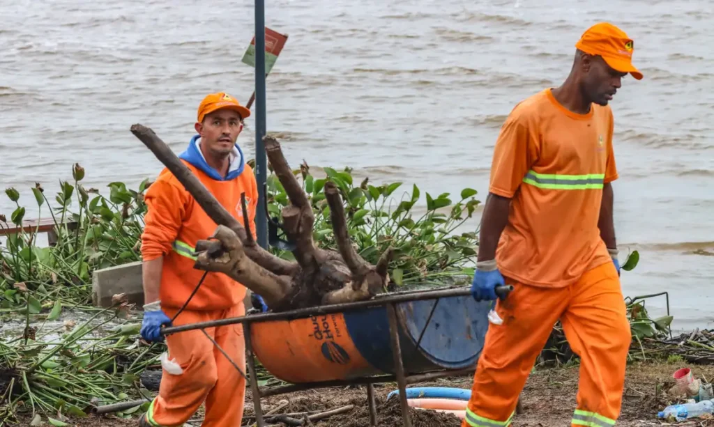 Com o recuo, muitas pessoas retornam a seus lares e comércios. |Foto: Agência Brasil
