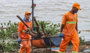 Com o recuo, muitas pessoas retornam a seus lares e comércios. |Foto: Agência Brasil