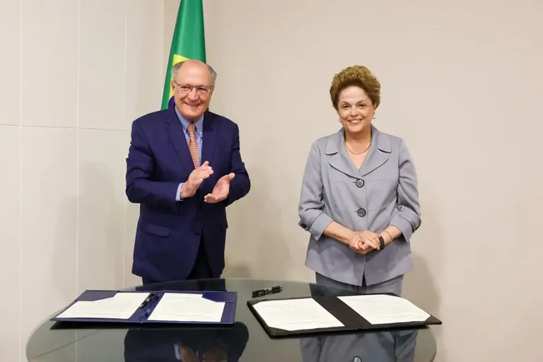 Dilma e Alckmin assinam documento para entrega de quase R$6 bilhões para o RS
