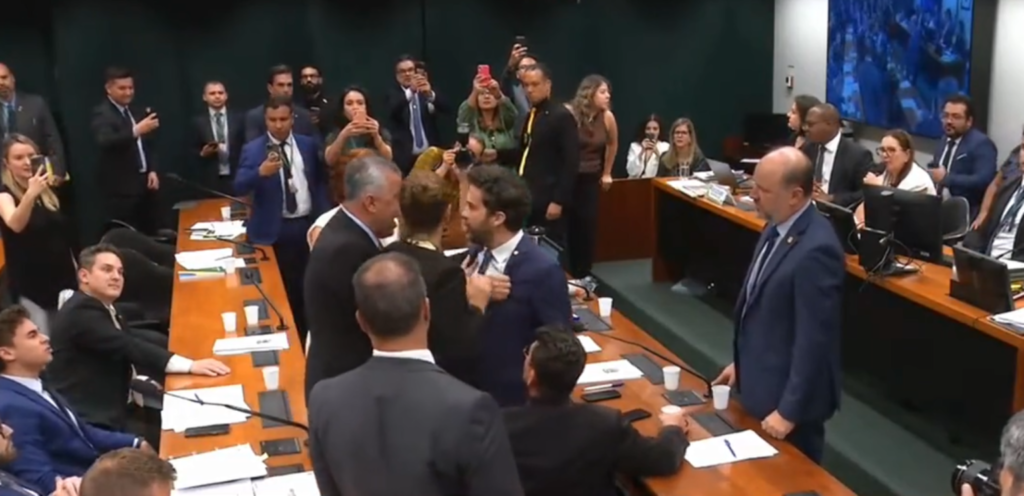 Barraco envolve núcleo bolsonarista: Gayer, Nikolas e Zé Trovão