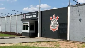 O grupo de integrantes dos Gaviões da Fiel partiram para a sede social do clube após terem invadido o CT Joaquim Grava | Foto: Agência Corinthians