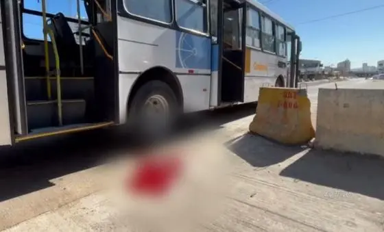 A vítima caiu na pista, debaixo do ônibus, e teve o braço esmagado pelas rodas traseiras | Foto: Reprodução