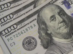 Em contraste com o desempenho do dólar, a bolsa de valores brasileira registrou queda nesta segunda-feira | Foto: Valter Campanato/Agência Brasil