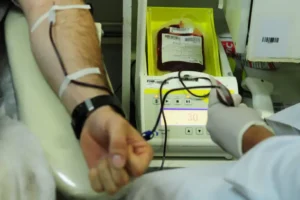 Para doar sangue no Brasil, é preciso ter entre 16 e 69 anos, pesar no mínimo 50 kg e estar em bom estado de saúde | Foto: Reprodução