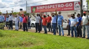 Os trabalhadores reclamam e pedem melhores condições de trabalho e pagamento justo. | Foto: Divulgação.