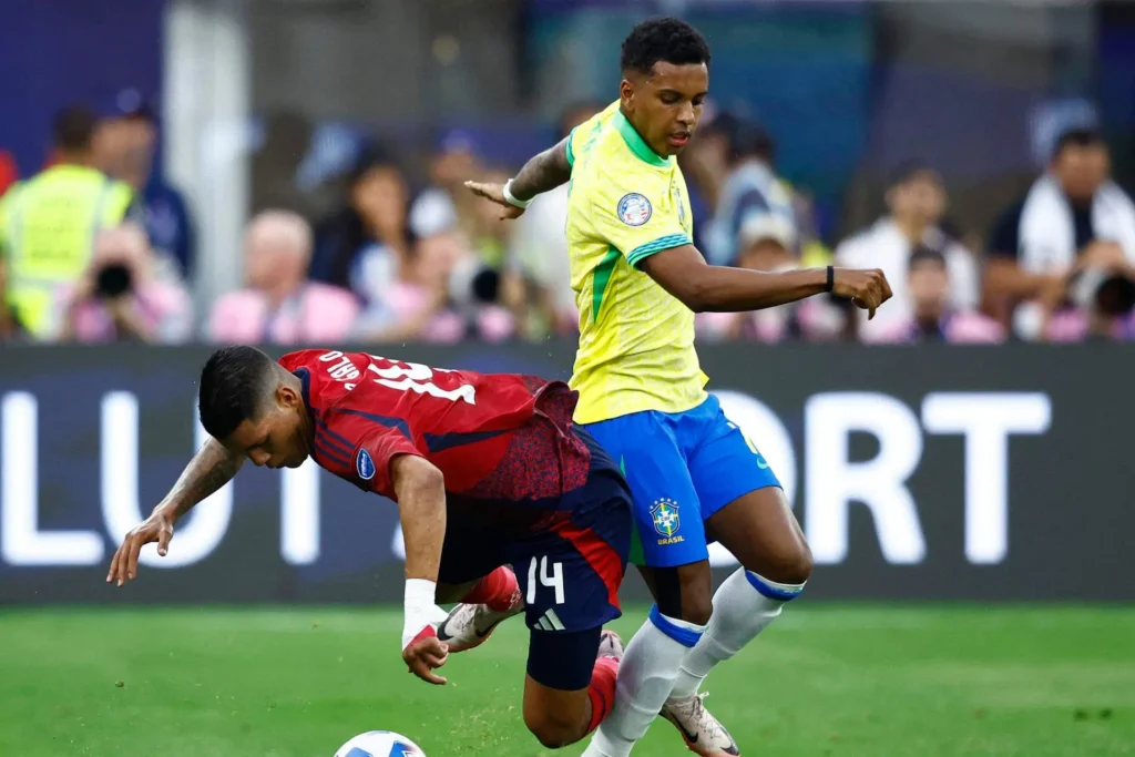 O melhor momento do Brasil no primeiro tempo foi aos 30 min, em uma falta onde Marquinhos marcou para o Brasil | Foto: Conmebol
