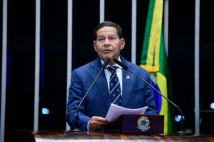 Mourão pede a Milei que dê asilo político aos foragidos do oito de janeiro