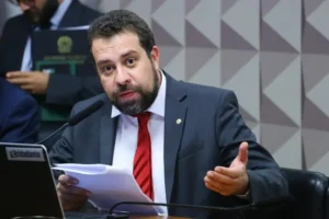 "O perigo não passou", diz Boulos após vitória da direita na Europa
