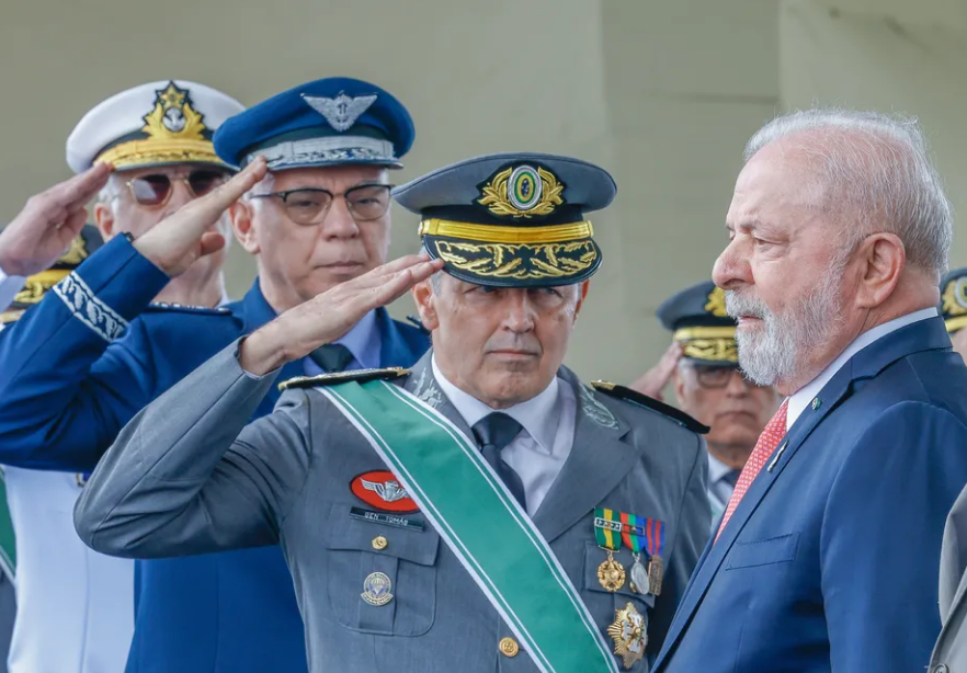 Lula garante que não vai alterar aposentadoria dos militares