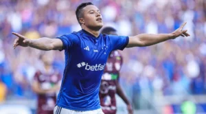 Inicialmente o atleta do Cruzeiro recebeu cartão amarelo, mas após intervenção do árbitro de vídeo a decisão evoluiu para a expulsão | Foto: Staff Images / Cruzeiro