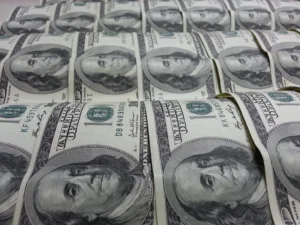 Dólar fecha no maior nível no governo Lula